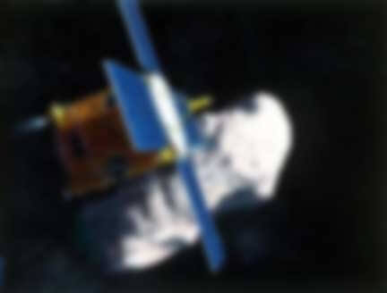 Vue d’artiste de la sonde NEAR Shoemaker à la rencontre de l’astéroïde (433) Eros